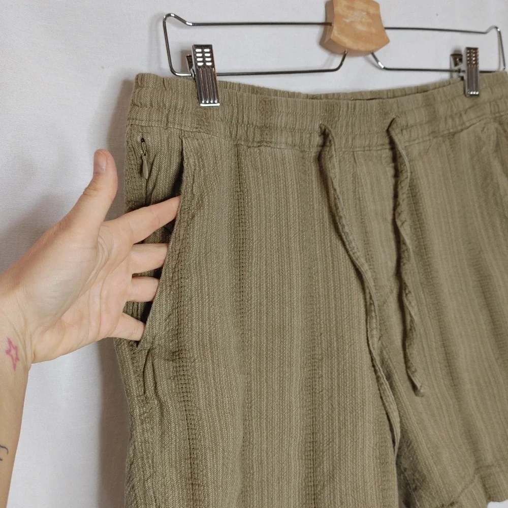 Abercrombie & Fitch Seersucker Pull-On Short Olive Green Stripe‎ 6
